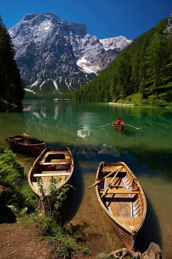 Fotografia przedstawia Lago di Braies w Dolomitach we Wloszech